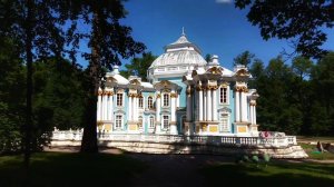 Царское Село — это роскошный дворцово-парковый ансамбль XVIII в., загородная резиденция императоров