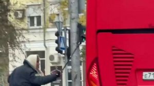 На пересечении пр.Комсомольского и ул.Университетской в Донецке сегодня орудовала агрессивная бабуля