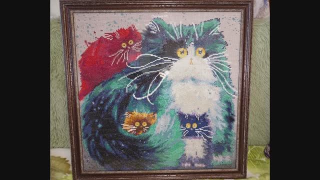 Вышивка "Коты" оформлена в раму.mp4