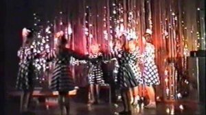 ВОСЕМЬ ДЕВОК ОДИН  Я. ТАНЕЦ,  исп. средняя  танцевальная  группа. постановка В. Шиловой 1995 г.