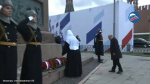 Путин возложил цветы к памятнику Минину и Пожарскому в День народного единства