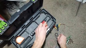 Оперативный ящик с ручным инструментом. Важная процедура