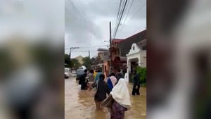 Людям пришлось забираться на крыши домов из-за наводнения на Филиппинах: видео