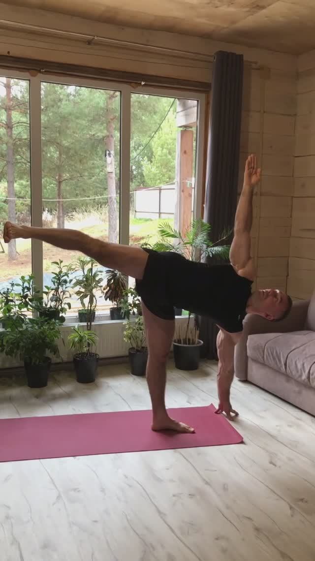 Йога - Ардха Чандрасана - поза полумесяца смотреть онлайн