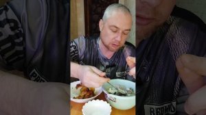 Мукбанг. Ответы на вопросы. Картошка запечённая с крылышки в духовке и рядовка в сметане #мукбанг