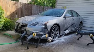 Роботы сами моют автомобиль.