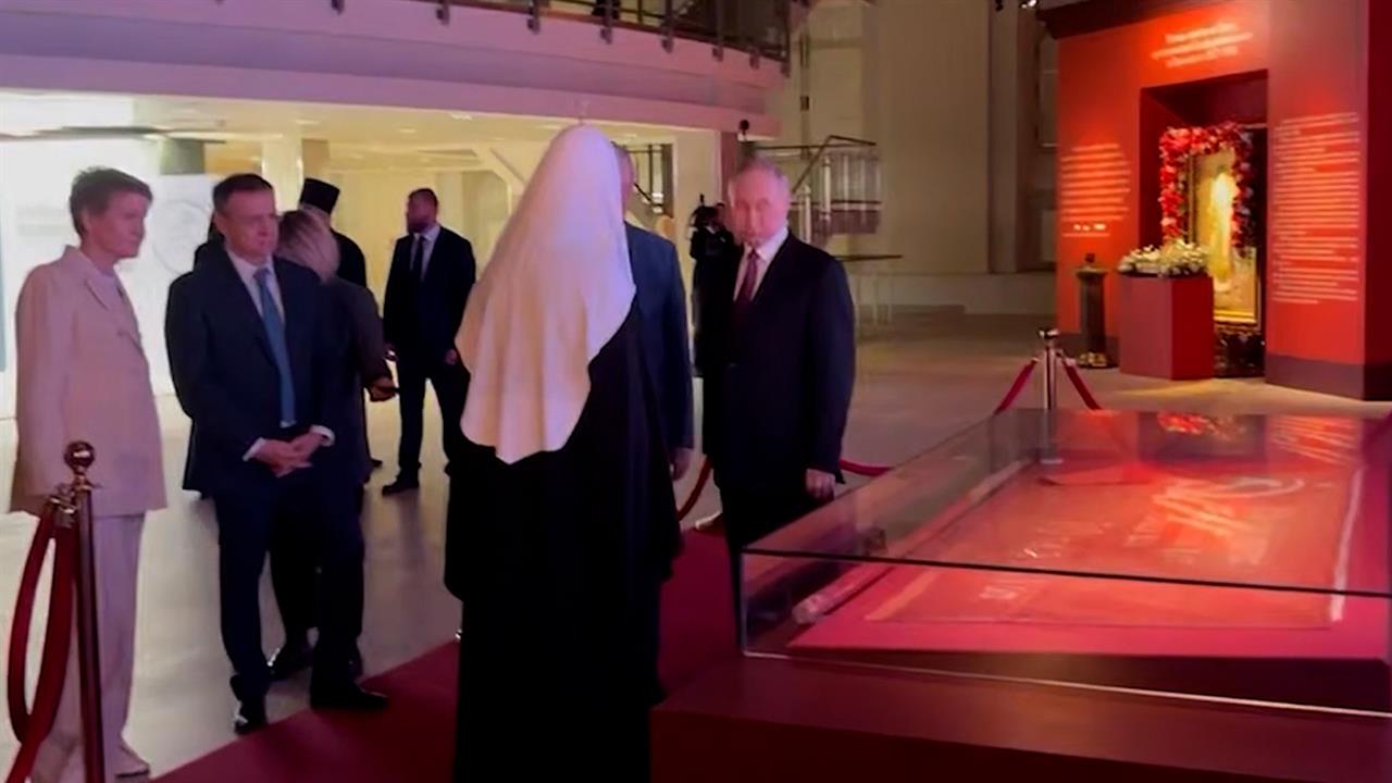 Владимир Путин посетил выставку "Православная Русь - к Дню народного единства"