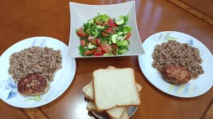 Рецепт вкусного ужина из доступных продуктов. Гречка с луком. Освежающий салат.
