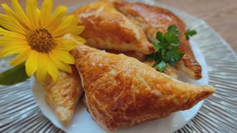 Слойки с колбасой и сыром. Рецепт из готового теста.