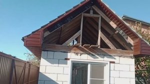 Установка наружных уголков фронтонного и карнизного свесов.