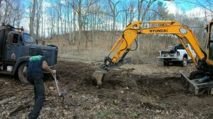 Эвакуация из леса старинного грузовика