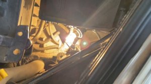 Замена лампочки ближнего света на Opel Corsa D.