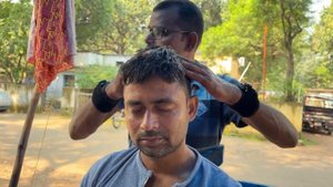 Массаж головы для снятия тревоги и стресса от индийского уличного парикмахера