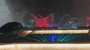 Самый большой фонтан в парке Дербента, в парке играет музыка и фонтан танцует, в паркемноготуристов