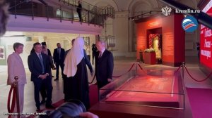 Путин осмотрел выставку «Православная Русь»,посвящённую 80-летию Победы