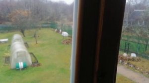 Снова птичник, вставил стекло и модернизировал кормушку.