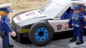 Полицейская машина преследует угонщика со сломанным колесом.