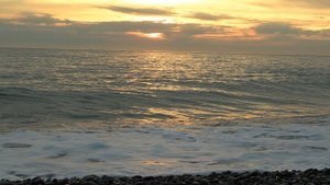 Морской прибой на закате в Сочи