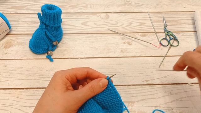 Пинетки спицами.Удобные,связать легко. смотреть онлайн