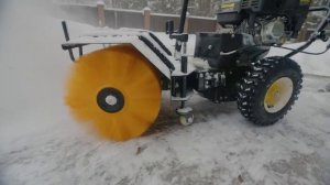 Подметальная машина снегоуборщик HUTER SGC 4100S в работе
