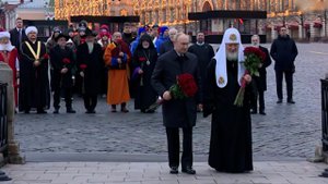 Владимир Путин возложил цветы к памятнику Минину и Пожарскому в Москве