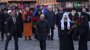 Владимир Путин возложил цветы к памятнику Кузьме Минину и Дмитрию Пожарскому на Красной площади