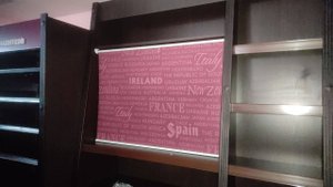 Компактные рулонные шторы MINI с фотопечатью, для маскировки технического щитка в магазине. Декор.