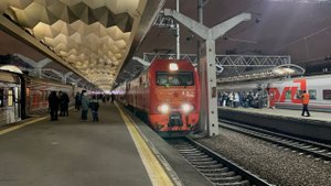 «С Днём народного единства!» Электровоз ЭП2К-156 в окрасе «80 Победа» с пасс.поездом на Московском