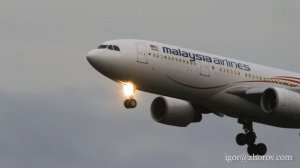 Эйрбас А330 Малазийских Авиалиний заходит на посадку в аэропорту Куала Лумпура.