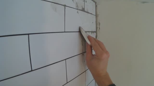 Затирка межплиточных швов и отверстие в плитке. /Кухня. Ремонт хрущёвки.