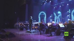 الأوركسترا الوطنية الروسية تؤدي عرضا موسيقيا على خشبة مسرح أبوظبي