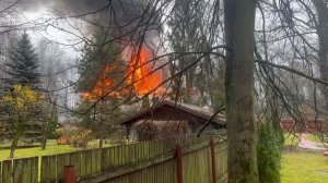 🔥В Подмосковье загорелся трехэтажный коттедж в Новогорске🔥