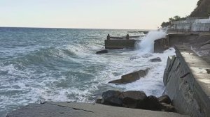 Штормовые волны в Ливадии (Крым).