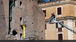 СМИ сообщили об извлечении одного человека из-под завалов обрушившейся в Риме башни
