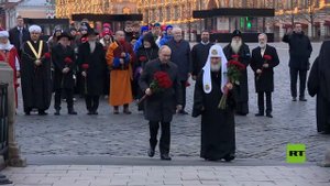 بوتين يضع الزهور على النصب التذكاري لمينين وبوزارسكي