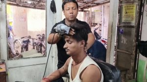 Индийский Парикмахер Делает Расслабляющий Массаж головы и Спины