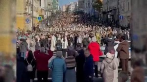 Чиновники обрезали кресты на картинах. Народ вышел на улицы с иконами