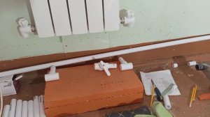 Делаю пластиковое отопление в третьей комнате по счёту .
