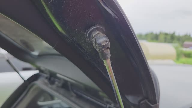 Замена газовых упоров багажника. Toyota Fielder смотреть онлайн