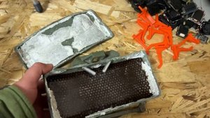 американская мина Клеймора ,аналог  нашей Мон -50.. Политит в направлении врага