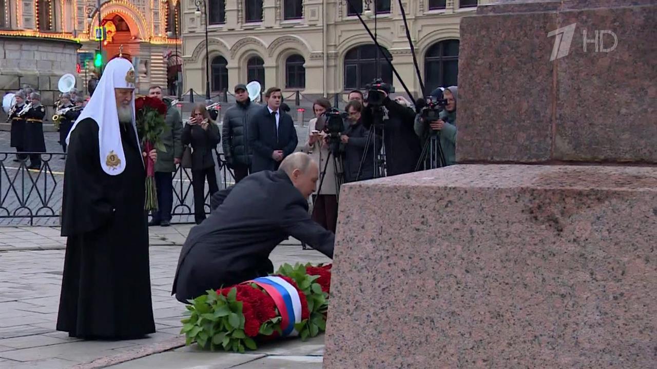 Владимир Путин возложил цветы к памятнику Минину и Пожарскому на Красной площади