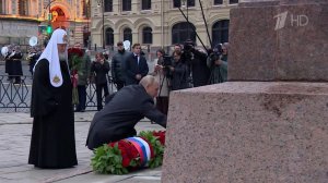 Владимир Путин возложил цветы к памятнику Минину и Пожарскому на Красной площади