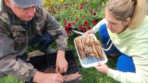 На даче с внуками. Коптим рыбу. Собрала щавель. Работы на огороде.
