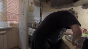 Делает в наглую,пора браться за воспитание...