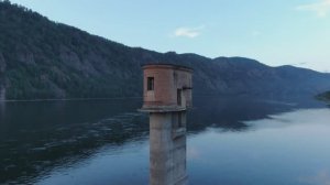 Заброшенная башня на берегу Енисея в Дивногорске