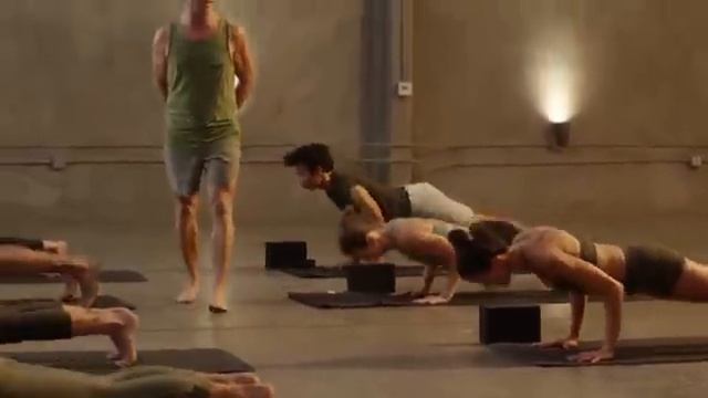 Travis Eliot - йога на мобильность и растяжку 60 минут