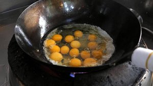 Жареный рис с яйцом, креветками и яичный суп. Корейская кухня