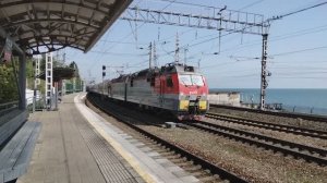 2ЭС4К-140 с поездом № 84 Адлер – Москва проследует станцию Мацеста