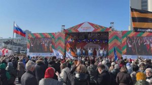 Жители Владивостока и Красноярска отметили День народного единства