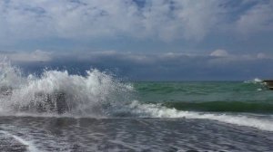 Штормовой прибой. Шум волн Черного моря. Адлер. Сочи.